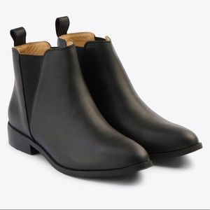 Nisolo Everyday Commuter Chelsea Boots in black